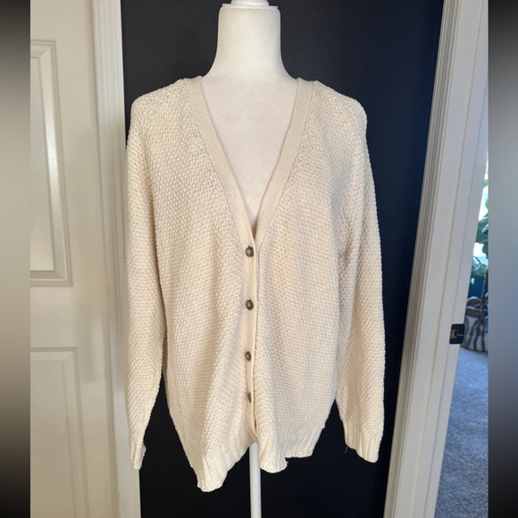 Vintage Gap Textured Cream Button Down Cardigan
Size Large - Picture 3 of 12